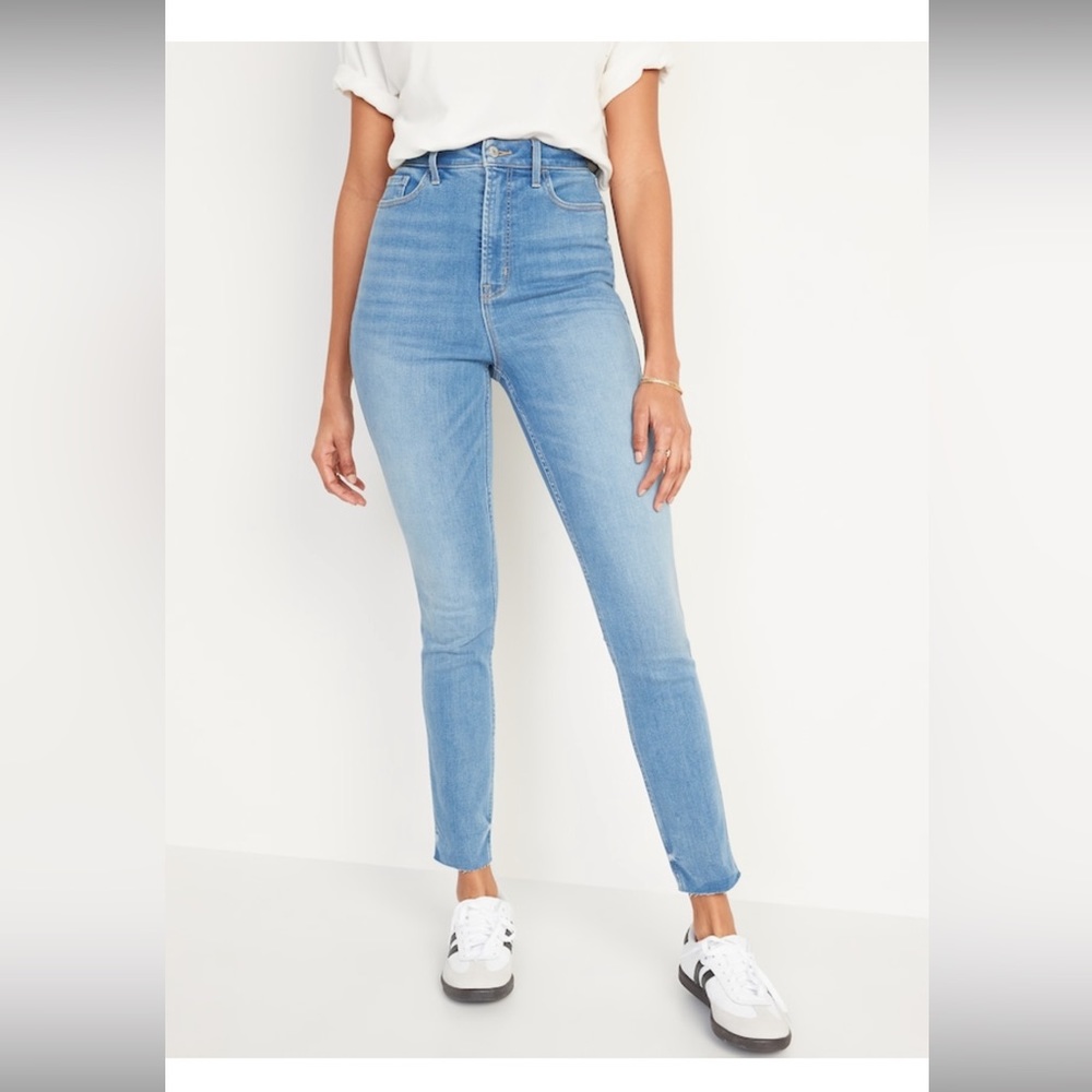 NWT Old Navy Higher High-Waisted
Rockstar 360° Stretch Super-Skinny Jeans Sz 2R